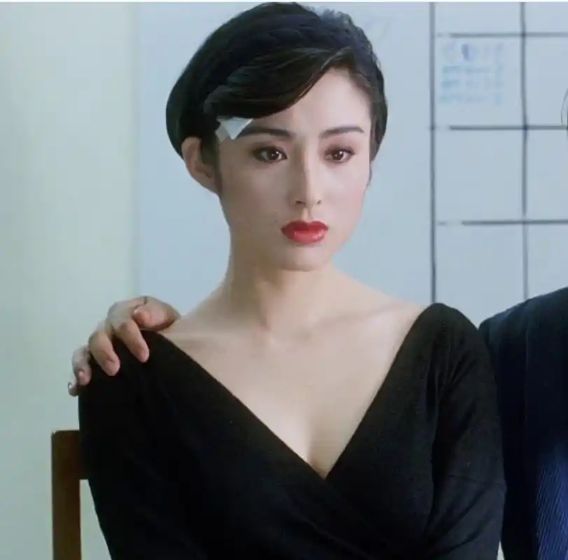 张敏在逃学威龙系列中的短发形象哪个最美