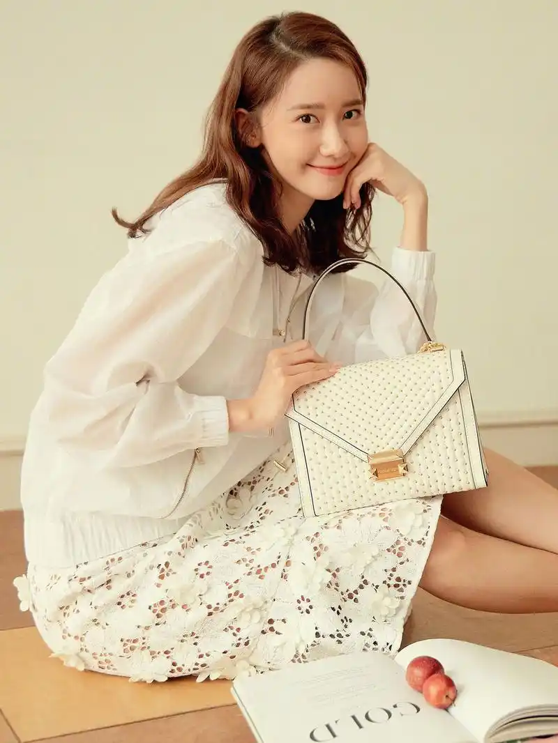 林允儿拍摄新画报,5条碎花连衣裙仙气十足,春天就该这么穿!