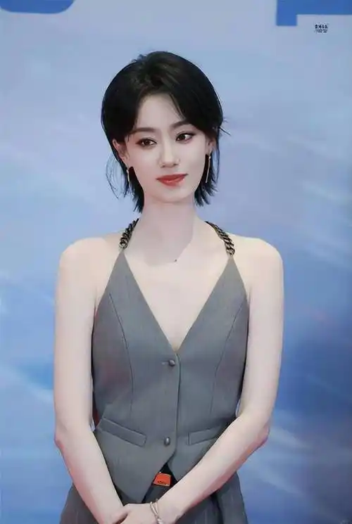 短发,仿佛从温婉的邻家女孩蜕变为独立的御姐,那份独特的气质让人眼前