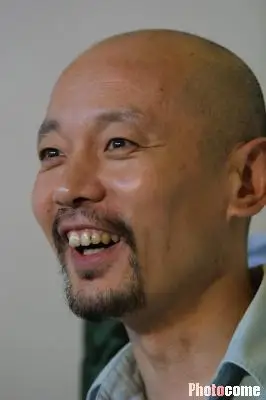 留上胡须依旧光头的明星葛优