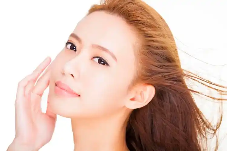 美丽年轻的亚洲女人脸特写医美鼻子整形新娘手捧花束医美鼻子整形美女