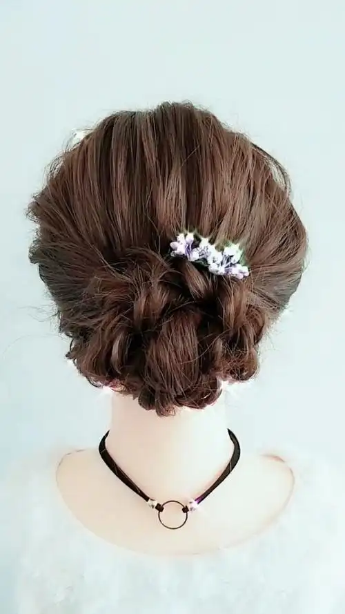 今天我带来一款贵妇发型,看起来很优雅,也很利落