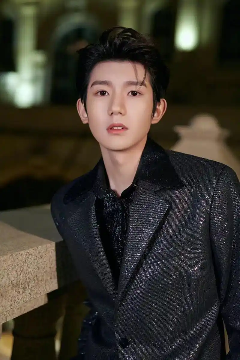 王源最新活动造型好帅气!