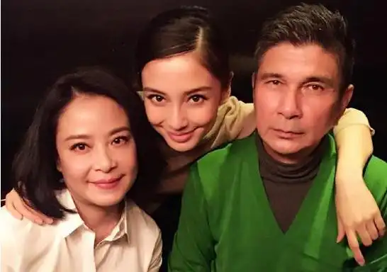 中国热点 正文 1月5日晚,angelababy在微博首度晒出了一家人的照片