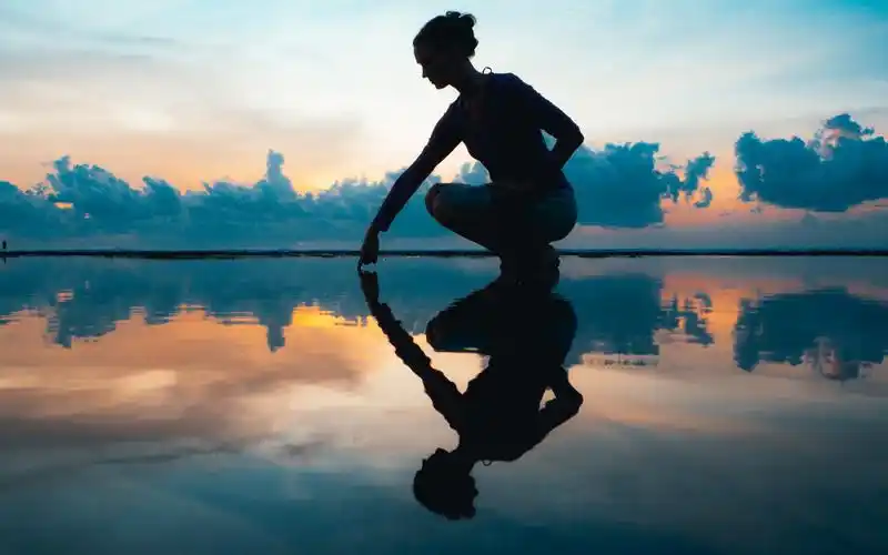 一个人在海边上漫步的图片