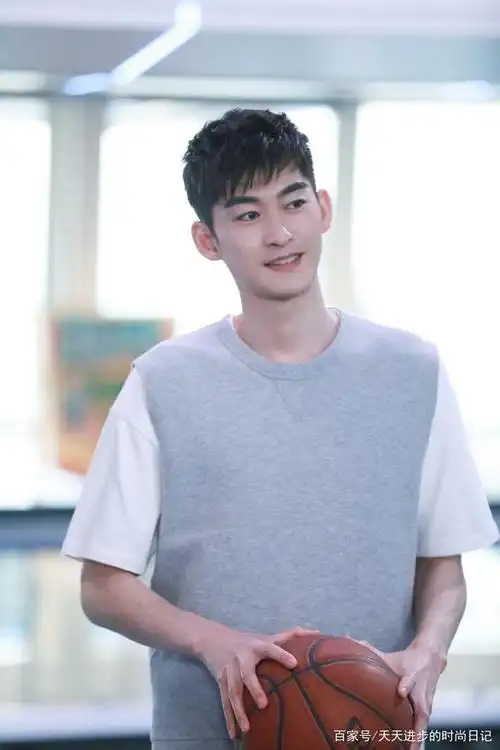 30岁至40岁男人留什么发型好看?偏分刘海短发斯文又帅气,很有型