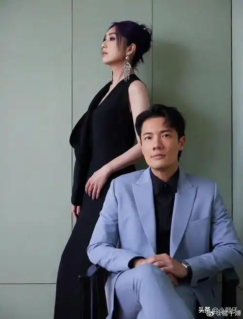 杨千嬅和老公丁子高受邀出席星巴克活动姐姐的耳环好大呀