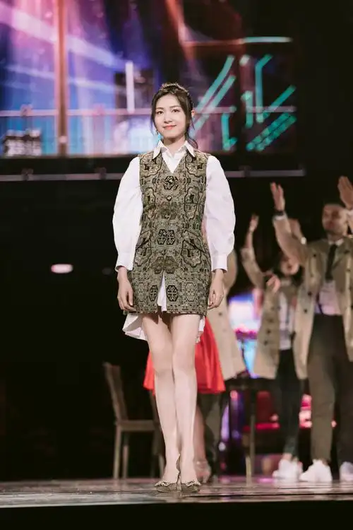 同穿流苏裙90后金晨性感大气辣妈万茜却是清新减龄