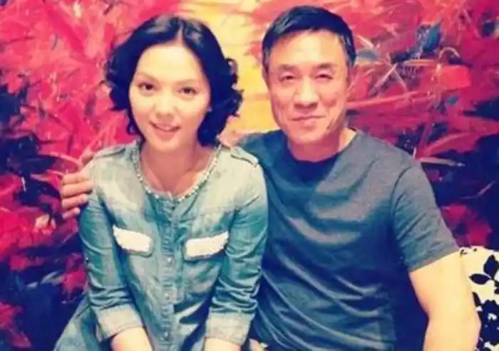 杜志国比郑卫莉大几岁与小12岁郑卫莉感情深