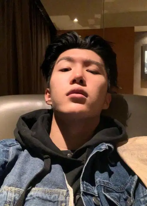 范丞丞,难道有颜的人都如此任性的吗,考虑自拍角度?不存在的