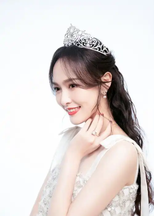 头戴皇冠的唐嫣,是美美的公主了