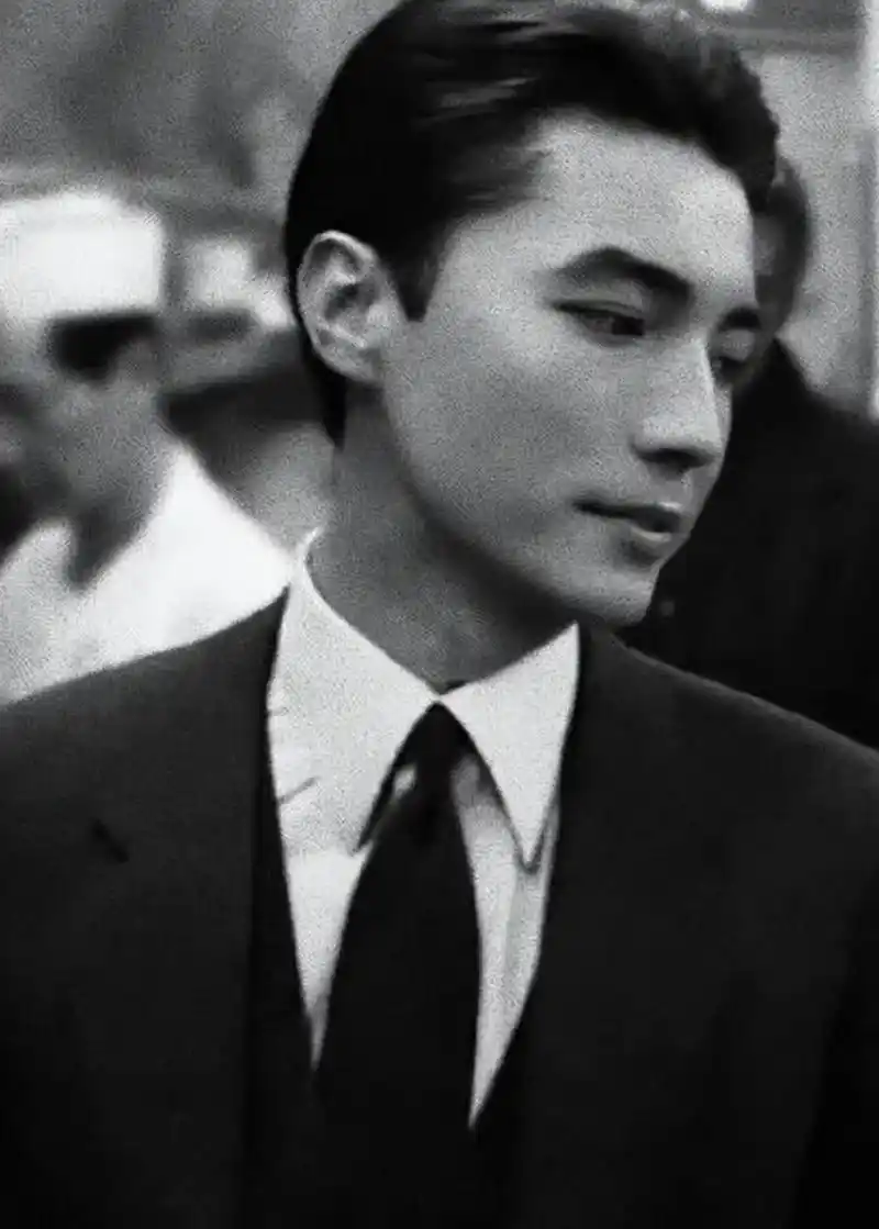 亚洲最帅男人"尊龙"近照曝光,一生无父无母无妻无子,年轻时那张脸能