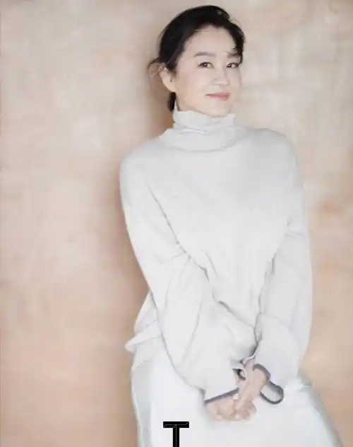 68岁林青霞素颜照曝光,略微发福皮肤松弛,戴155万钻石手镯抢镜_时尚