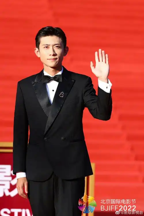 张一山北影节西装造型