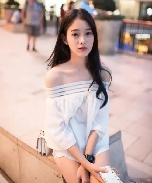 青春女生的日常生活照,各种不同的穿搭,展现出百变的迷人魅力_姐姐_女