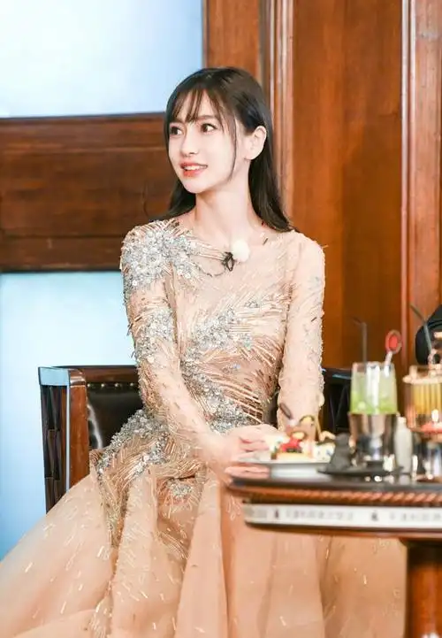 angelababy《跑男》新造型太美了,一袭抹胸公主长裙,优雅迷人!