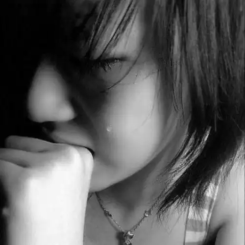 女头 遮脸 哭 灰白