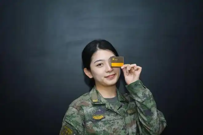 退伍女兵的军装写真,帅!|毕业照_网易订阅