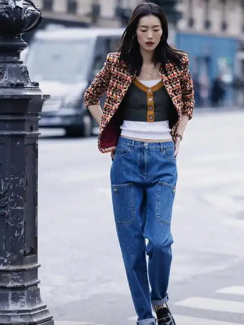 刘雯晒法国街拍,时尚穿搭又要掀起秋日穿搭狂潮,完美!