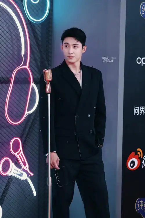 黄景瑜戴墨镜走红毯##黄景瑜你快把眼镜摘了吧