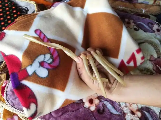 明志戒赌指甲哥8年留13厘米长指甲