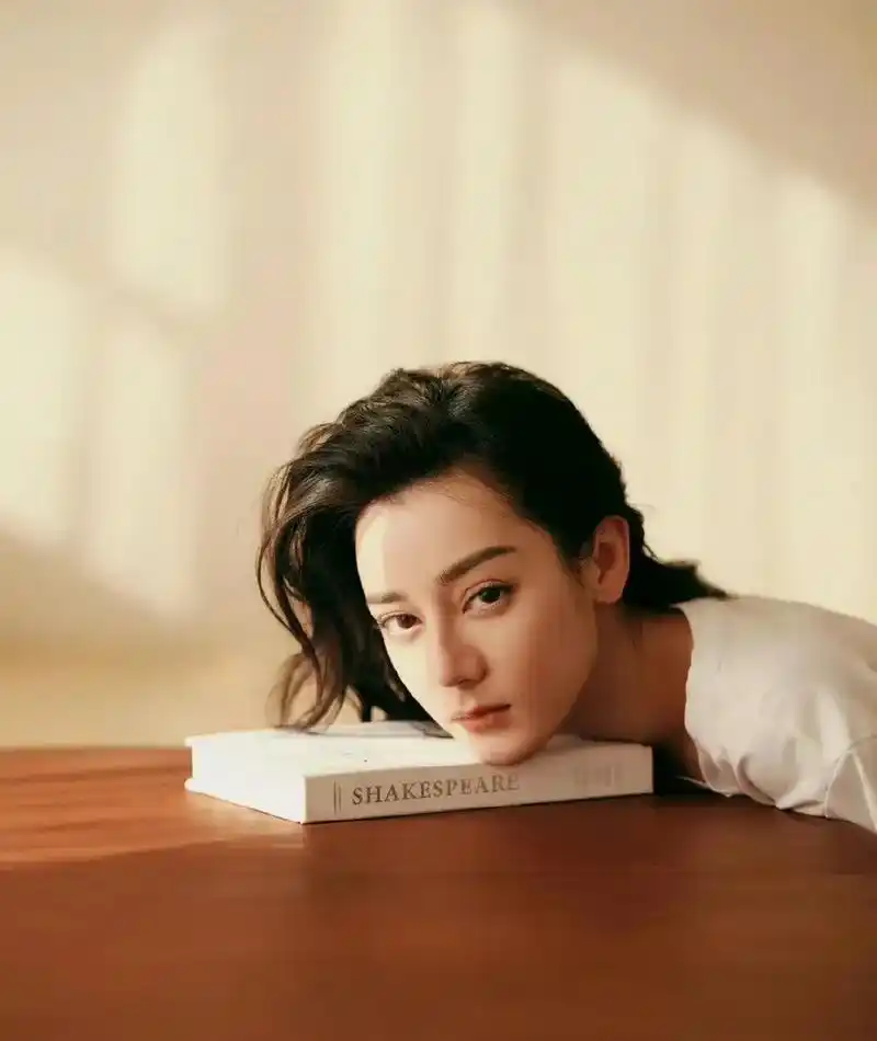 五官硬朗的人是不是很容易男相?迪丽热巴这张照片真的好像男明星