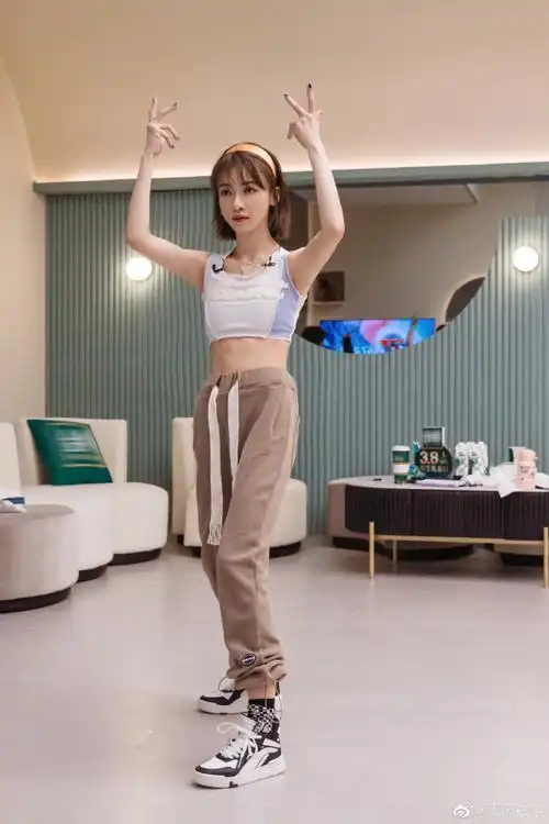 乘风破浪#【#乘风破浪帧好看#】训练时的@吴谨言:豪迈劈叉拉筋生活中