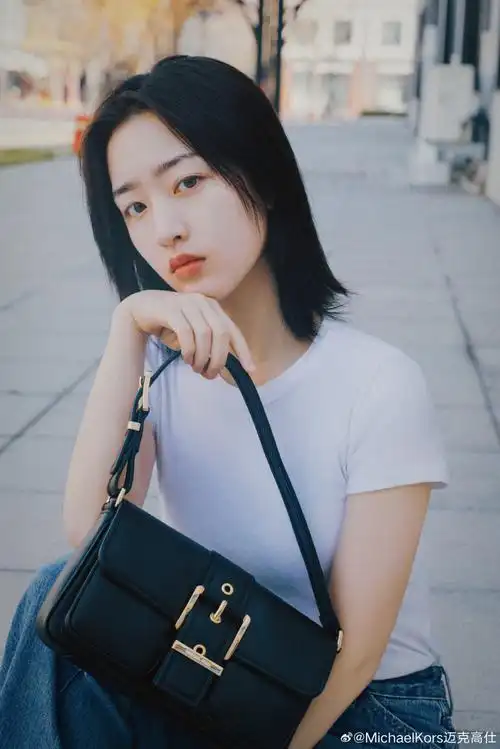 michaelkors穿行星光#    演员@邓恩熙演绎#michaelkors#全新 coly