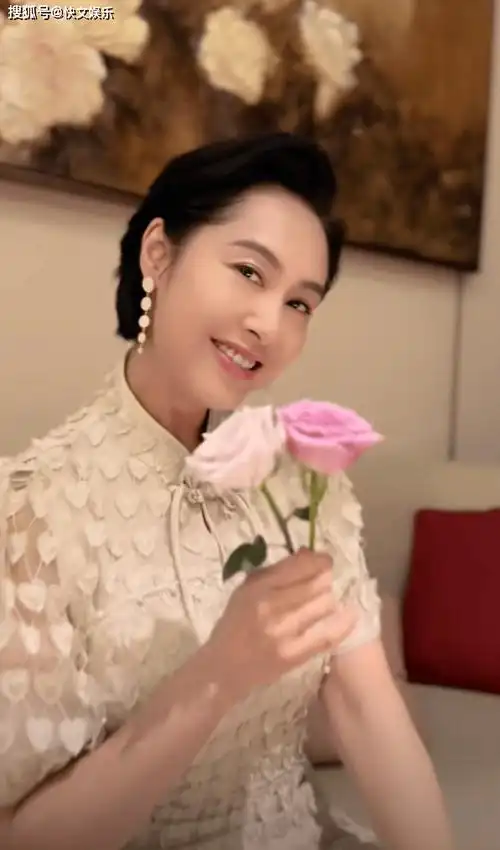 52岁朱茵身材发福认不出!腰圆玉润显富态,嫁黄贯中12年生活幸福