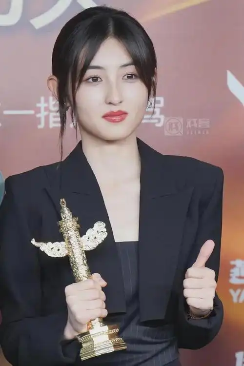 张子枫恢复单身 粉丝开心喊话搞事业