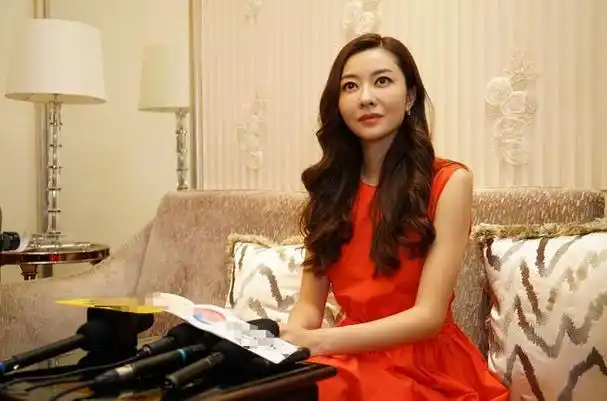 熊黛林与富豪老公郭可颂被偶遇,43岁仍是女神,两人恩爱如初