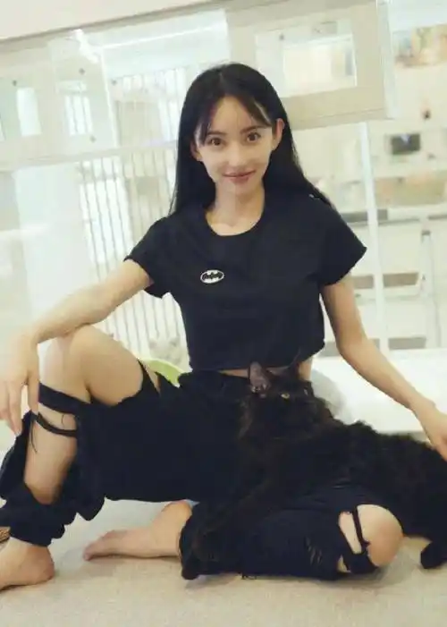 原创曾小贤女神诺澜罕见晒美照秀身材身姿纤细美腿抢镜初恋脸超美