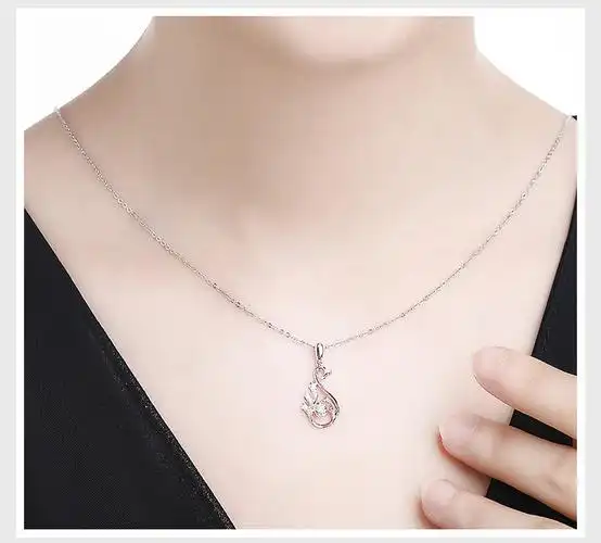 周六福白18k金天鹅钻石吊坠