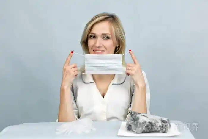 女实验室技术员戴上口罩.