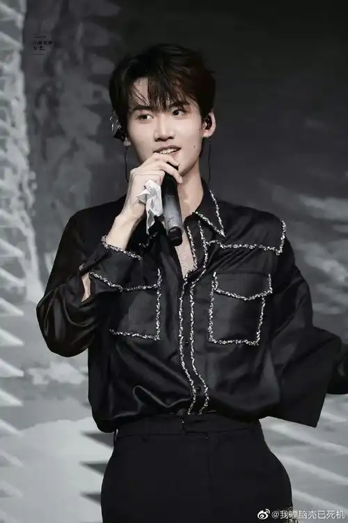 周柯宇衬衫开口#周柯宇广州巡演造型有,宫廷风黑衬衫,这开口到深v