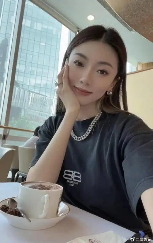 郑恺的前女友程晓玥,因为直播时穿的白色紧身短裤被网友吐槽了