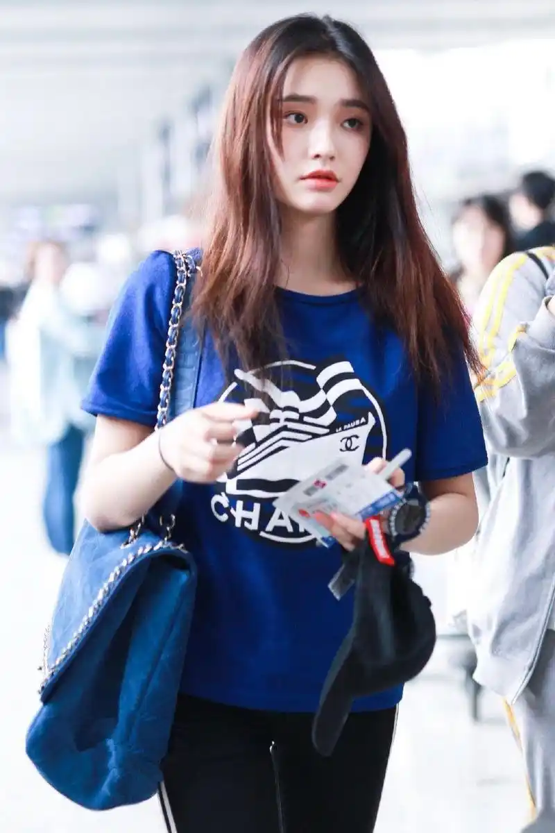 2019年4月19日,林允现身上海机场,当天她身穿蓝色印花t恤搭配黑色运动