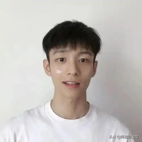 今年流行的发型男两边铲(男生剪两边铲短)(1)