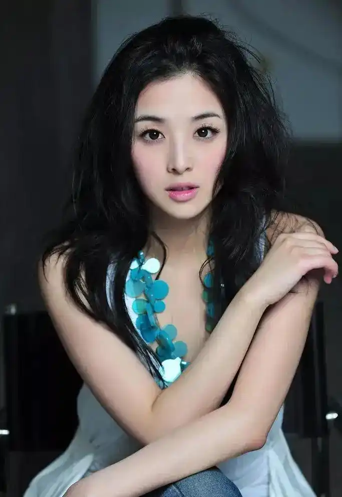 美女明星张含韵,甜美俏皮,少女感十足