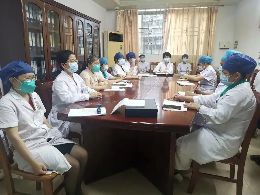 上班诊治患者,下班传达医院会议精神,组织科室质控会,学习法律 - 抖音