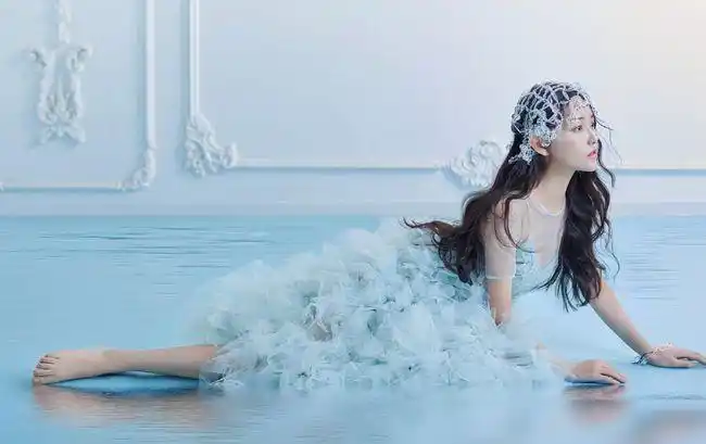 蒋依依脱下鞋子光脚拍摄谁知意外被罗马脚抢镜成娱乐圈新晋腿精