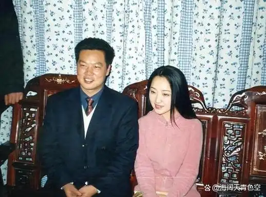 1994年年底,杨钰莹去厦门商演,赖文峰为了讨她欢心,不惜用6辆奔驰相撞