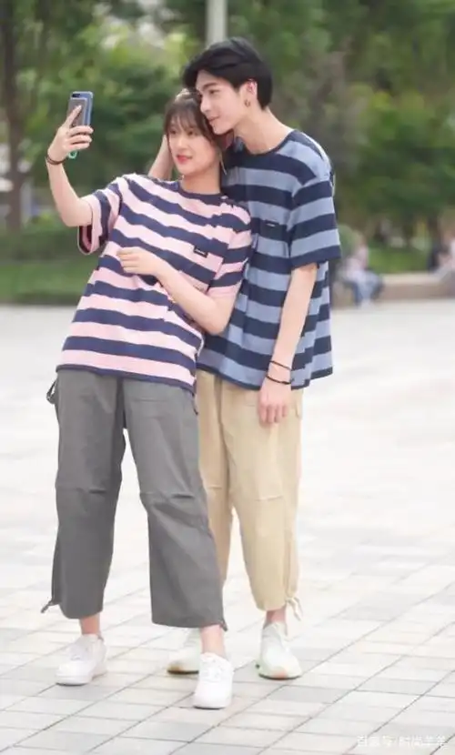 同身高情侣咋拍恩爱照?小姐姐下个动作亮了,值得男友宠她一辈子