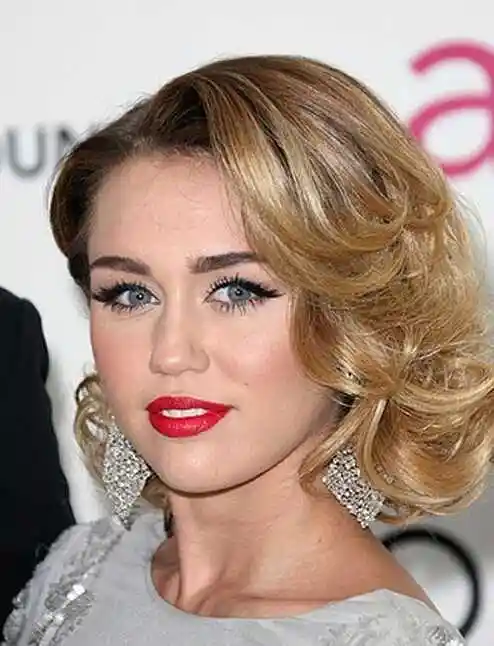 韵味十足的女生螺旋卷发图片