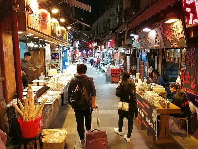 青岛曾是"市井味"的美食街,从热闹到冷清,本地人吐槽:游客街