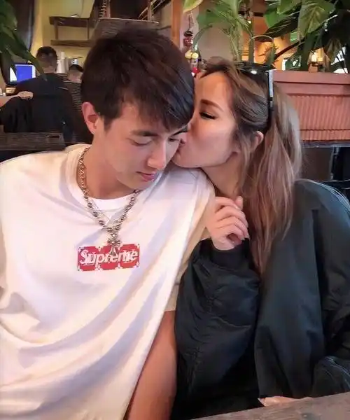 萧亚轩前男友黄皓晒婴儿照疑似当爸,网友热议:谁还记得他们的当年情?