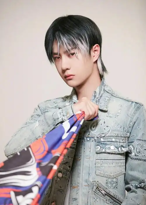 这就是街舞4王一博蓝白挑染造型让我们看见那个年轻又充满活力的舞者