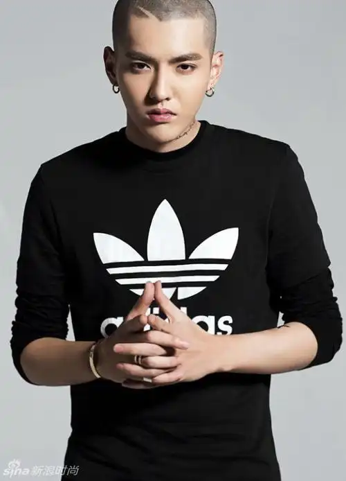 吴亦凡写真大片 黑色卫衣圆寸头纹身抢镜