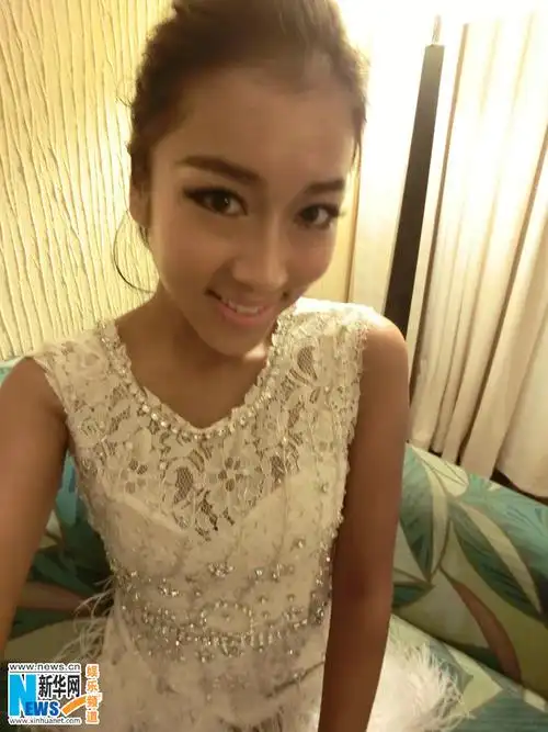 高清:吉克隽逸广州首演玩自拍 素颜照自然惊艳