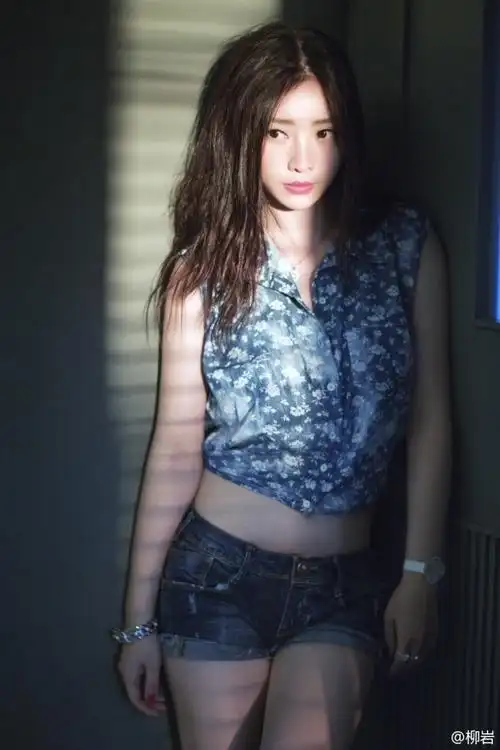 柳岩秀穿低胸装 秀傲人身材